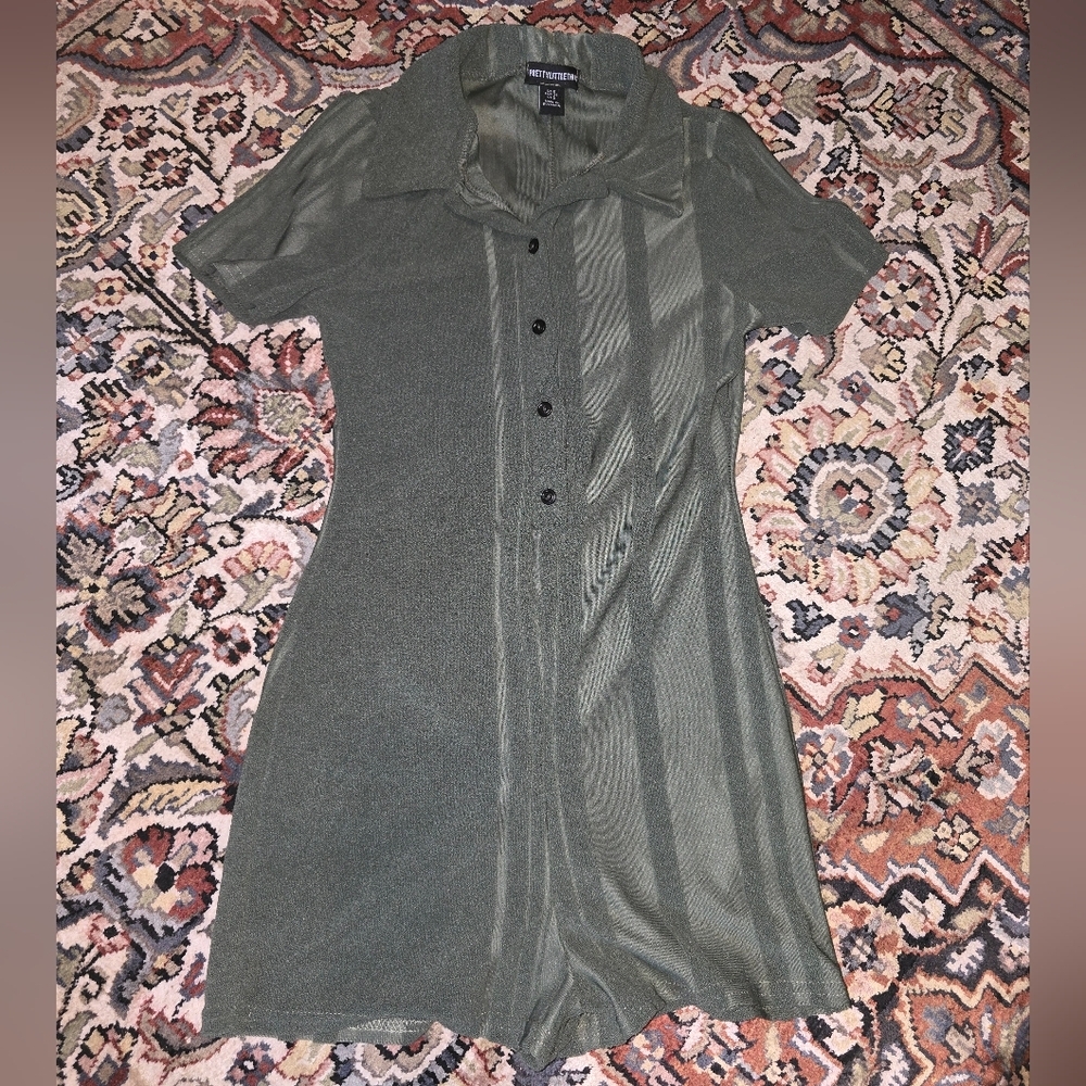 PrettyLittleThing Green Towelling Button-Up Romper. Size 2